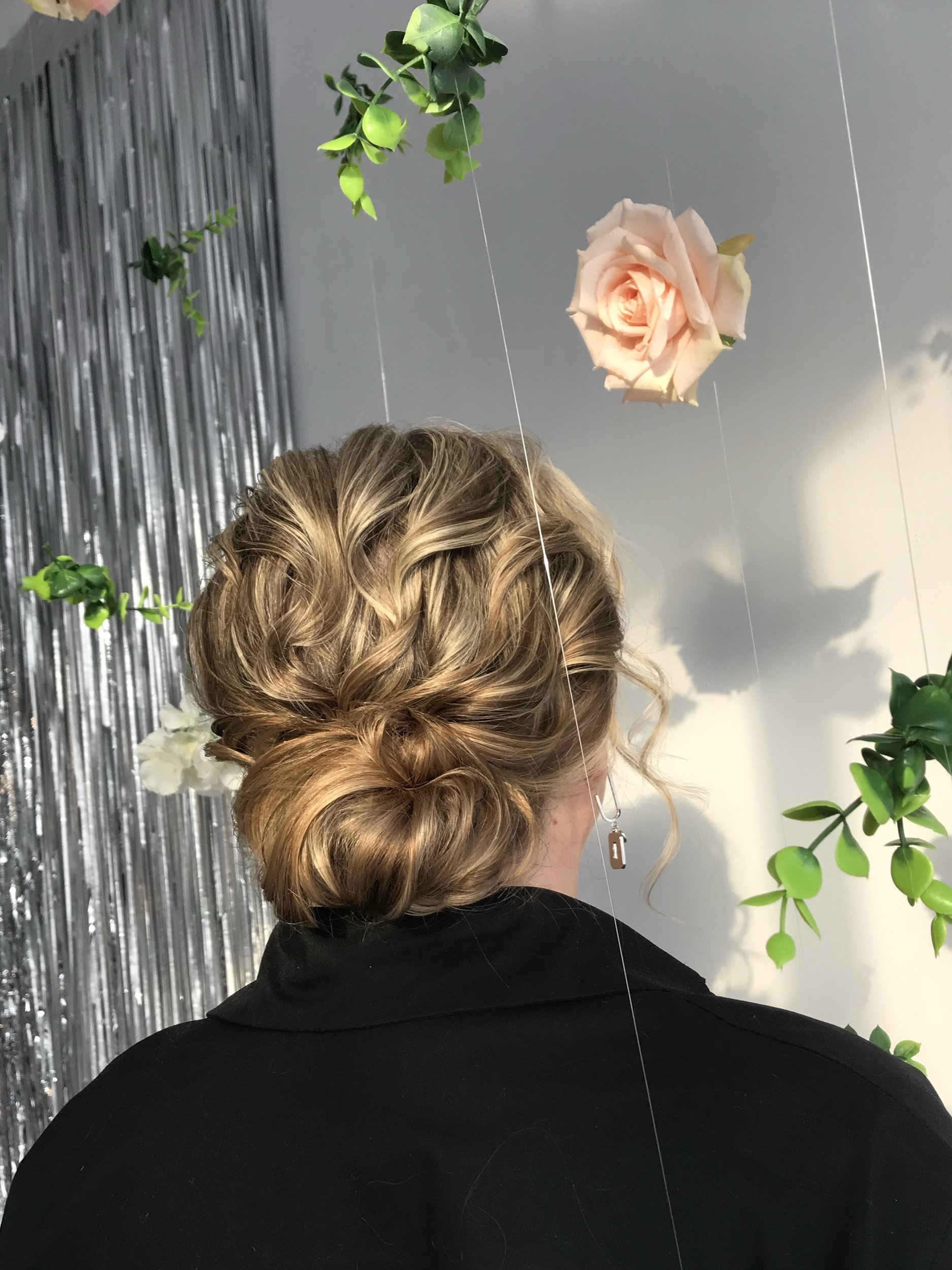 Работа Натальи Пашиной — собранная причёска